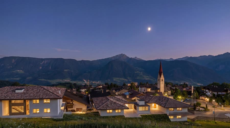 Nächtlicher Ausblick über Vöran mit Bergpanorama